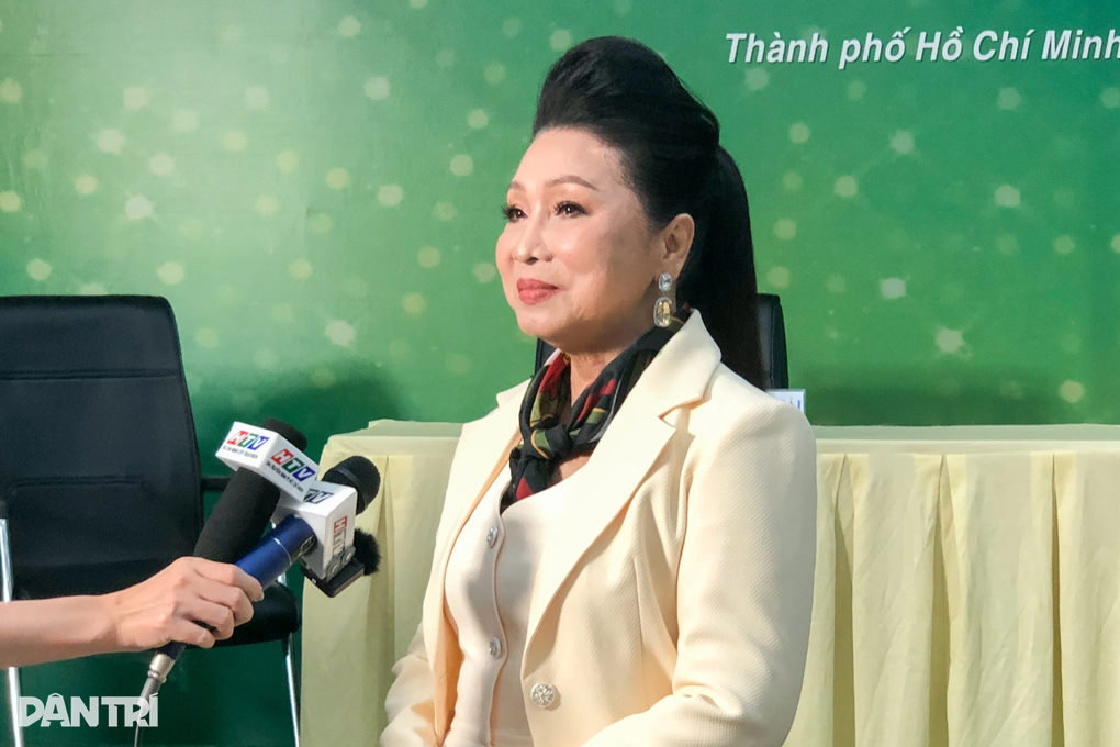 NSND Bạch Tuyết: Hát cải lương phải có tư cách đàng hoàng, ăn nói có học - 3 NSND Bạch Tuyết: Hát cải lương phải có tư cách đàng hoàng, ăn nói có học - 3