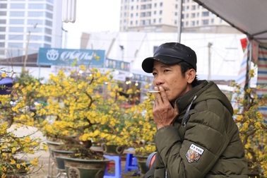 Rát mặt chiều 28 Tết: Màn trời chiếu đất, ôm lỗ 100 triệu đồng