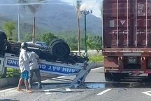 Va chạm với xe container, xe tuần tra lật ngửa, 2 CSGT bị thương