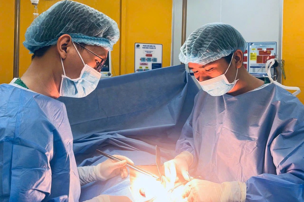 Mổ thoát vị rốn, bác sĩ phát hiện sát thủ ẩn mình trong bụng cụ ông - 1 Mổ thoát vị rốn, bác sĩ phát hiện sát thủ ẩn mình trong bụng cụ ông - 1