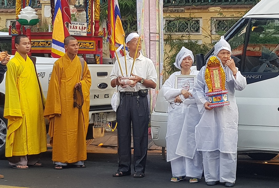 Tiễn biệt nhạc sĩ Nguyễn Văn Tý về nơi an nghỉ cuối cùng - 13 Tiễn biệt nhạc sĩ Nguyễn Văn Tý về nơi an nghỉ cuối cùng - 13