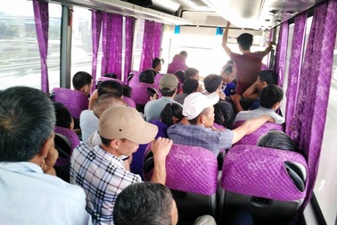 Hành khách "cầu cứu" CSGT vì bị nhà xe nhồi nhét