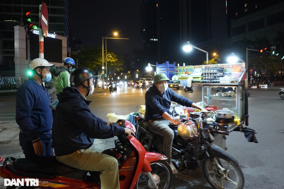 Theo chân công an Hà Nội nhắc nhở, xử lý hàng quán không đóng cửa trước 21h - 7 Theo chân công an Hà Nội nhắc nhở, xử lý hàng quán không đóng cửa trước 21h - 7