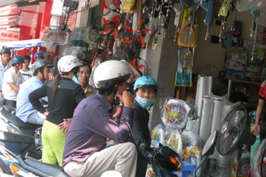 Nắng nóng, dân đổ ra biển và… cửa hàng điện lạnh