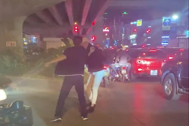 Trích xuất camera tìm nguyên nhân tài xế đánh người khi bị nhắc dừng xe lâu