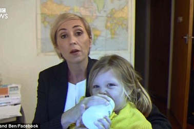 Khi người mẹ “giáo sư” bị những đứa con phá bĩnh lúc lên sóng