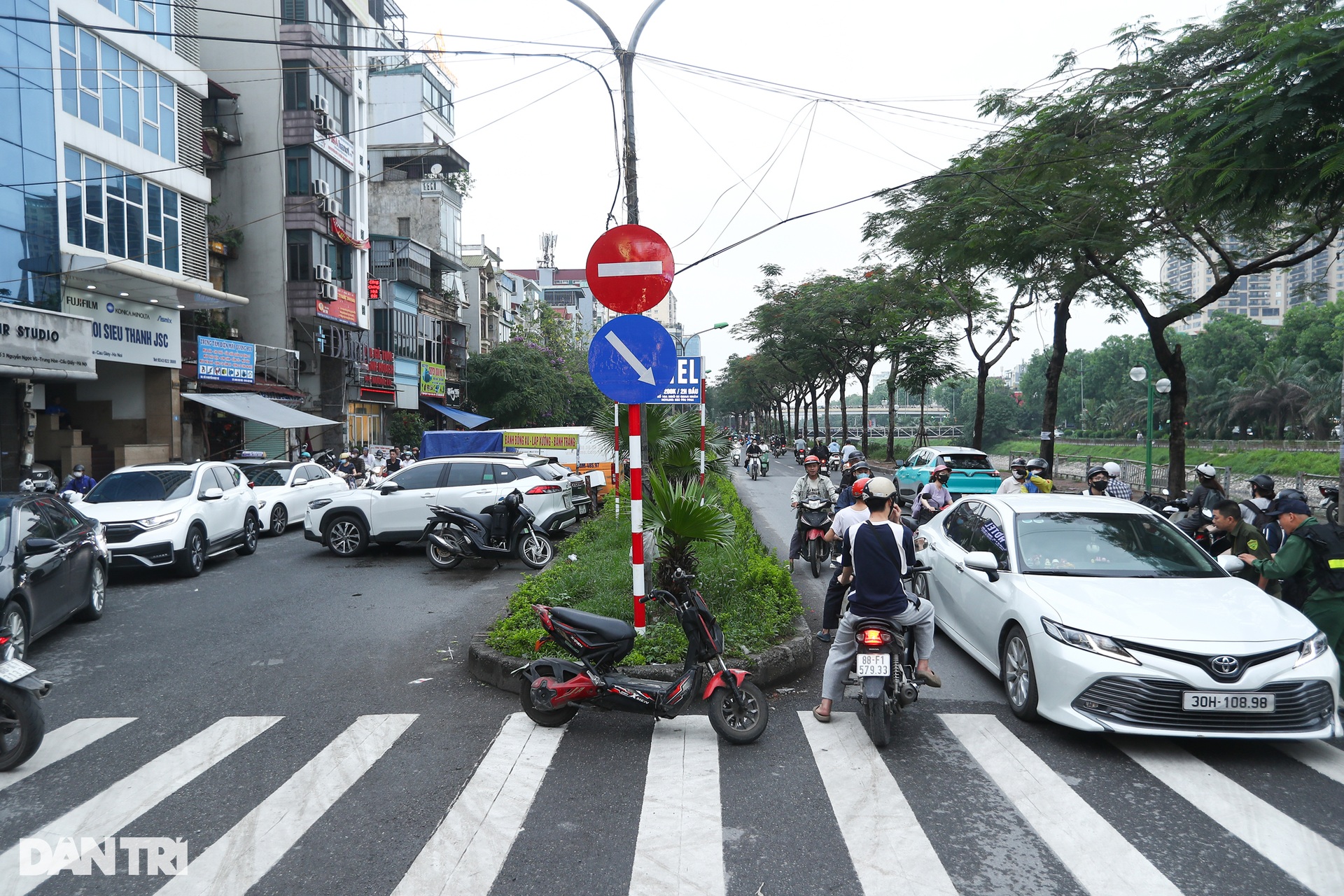 Hình ảnh xe máy đi ngược chiều tràn lan trên đường phố Hà Nội - 2
