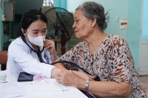 Lý do người được hưởng BHYT 100% mà vẫn phải đóng tiền viện phí