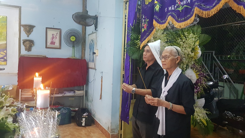 Gia đình, đồng nghiệp tiễn đưa nhạc sĩ Trần Quang Lộc trong cơn mưa tầm tã - 6 Gia đình, đồng nghiệp tiễn đưa nhạc sĩ Trần Quang Lộc trong cơn mưa tầm tã - 6