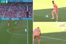 Không thể tin nổi với sai lầm ngớ ngẩn của thủ môn Tây Ban Nha