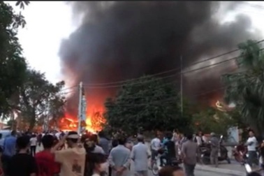 Xưởng may rộng 1.900m2 bốc cháy ngùn ngụt, hàng trăm người bỏ chạy