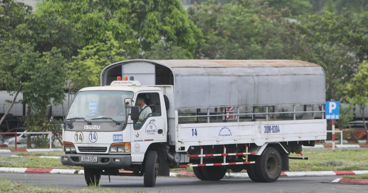Ngày đầu tiên Công an Hà Nội tổ chức kỳ sát hạch cấp giấy phép lái xe