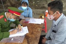 Đi chợ hoa xuân không đeo khẩu trang, 5 người bị xử phạt 10 triệu đồng