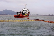 Thả phao vây, hút dầu trên các tàu chìm ở vịnh Quy Nhơn