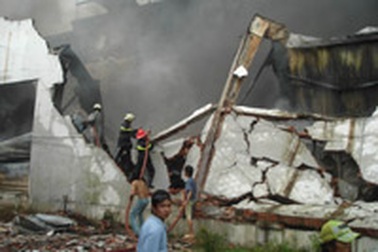 Cháy lớn, 2 chiến sĩ PCCC bị thương