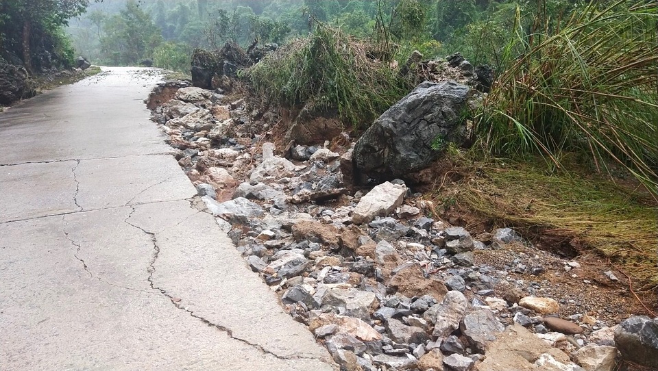 Mưa lớn, nước sông, suối dâng cao khiến nhiều thôn, bản bị cô lập trở lại - 2 Mưa lớn, nước sông, suối dâng cao khiến nhiều thôn, bản bị cô lập trở lại - 2