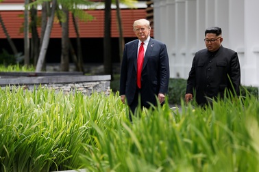 Lãnh đạo Mỹ - Triều thảnh thơi đi dạo sau bữa trưa