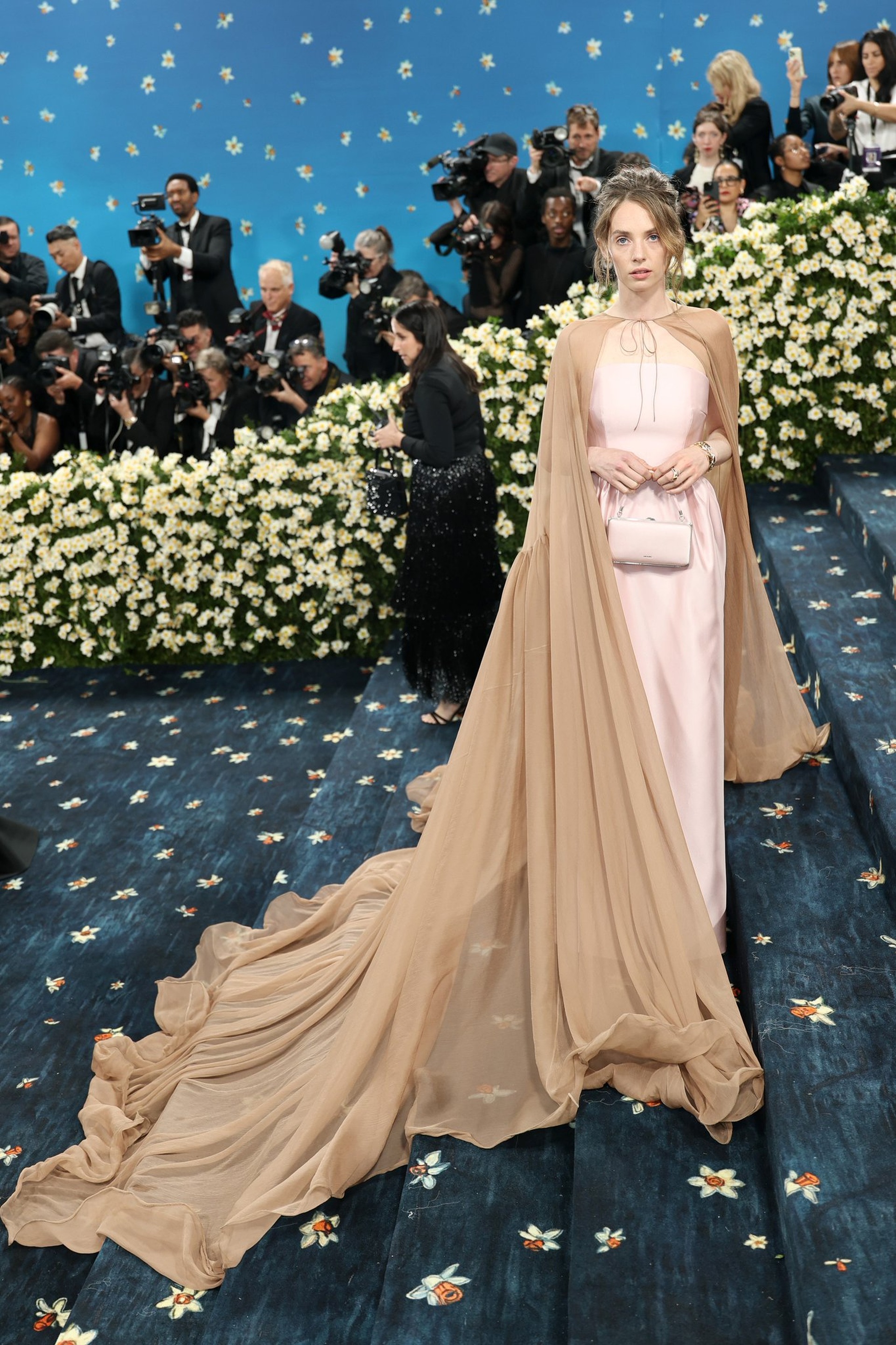Kim Kardashian gây sốc khi vào top nghệ sĩ mặc thảm họa tại Met Gala - 8 Kim Kardashian gây sốc khi vào top nghệ sĩ mặc thảm họa tại Met Gala - 8