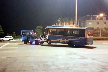 Vụ phản đối phân luồng tuyến: Cẩu 3 xe khách khỏi cao tốc