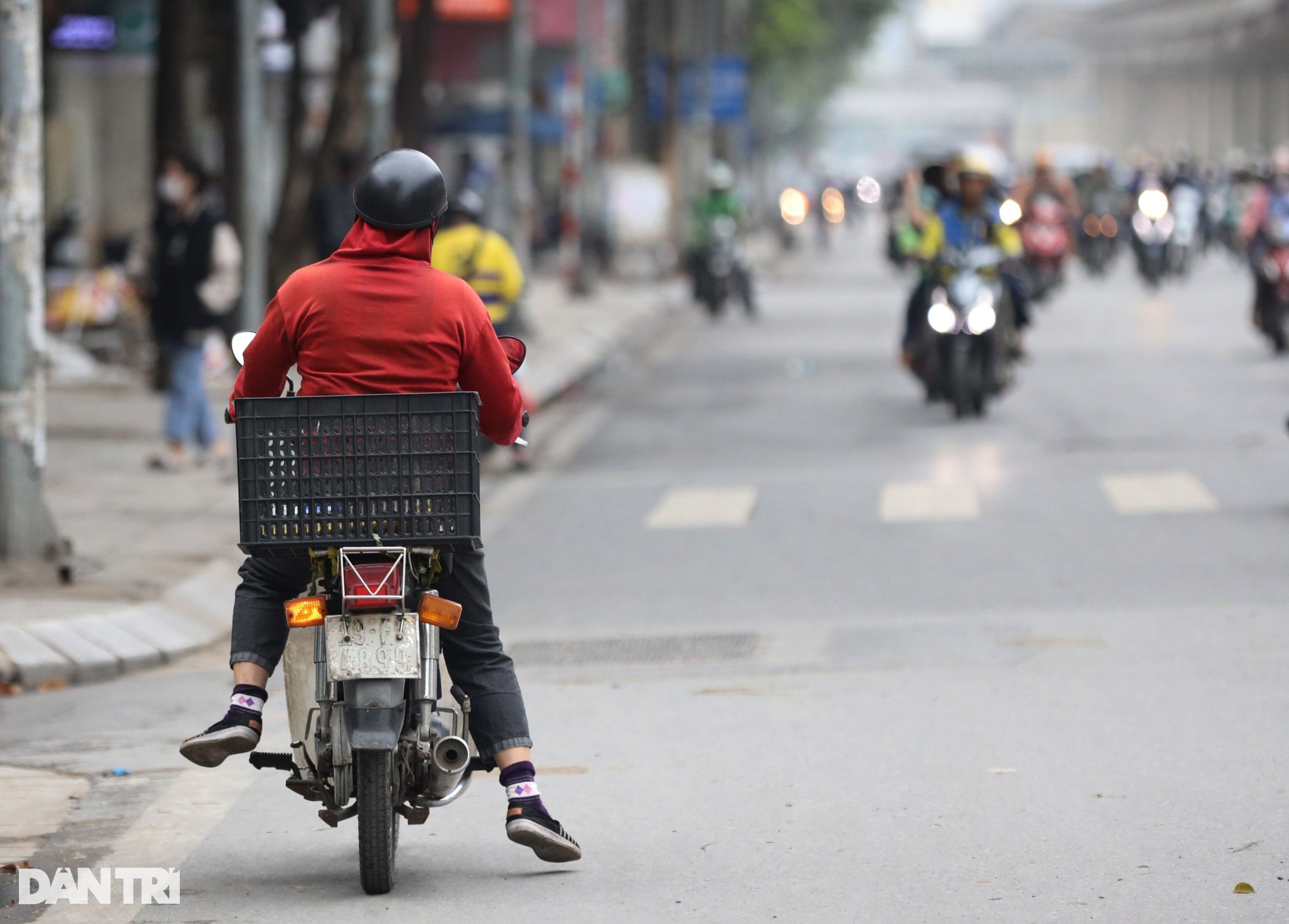Người vi phạm dắt xe máy ngược chiều đường Nguyễn Trãi khi thấy CSGT - 6 Người vi phạm dắt xe máy ngược chiều đường Nguyễn Trãi khi thấy CSGT - 6