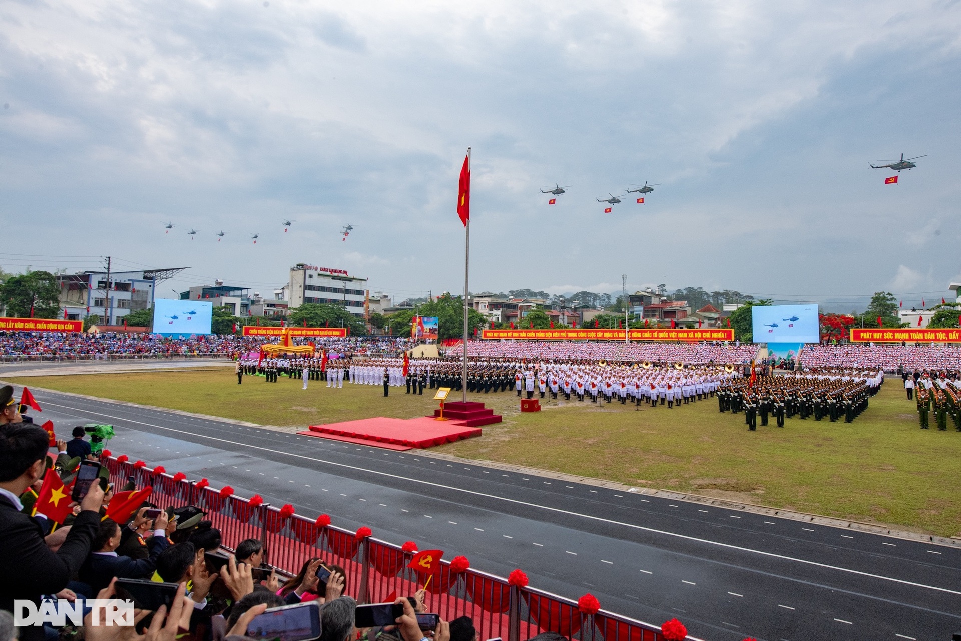 Hình ảnh ấn tượng Lễ diễu binh kỷ niệm 70 năm Chiến thắng Điện Biên Phủ - 1 Hình ảnh ấn tượng Lễ diễu binh kỷ niệm 70 năm Chiến thắng Điện Biên Phủ - 1