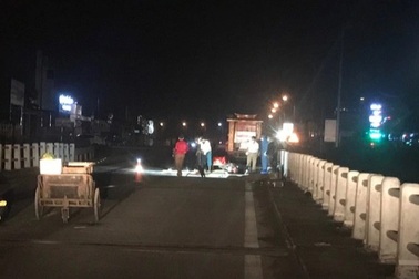 Đi xe kẹp ba tông vào thành cầu, 2 thanh niên tử nạn