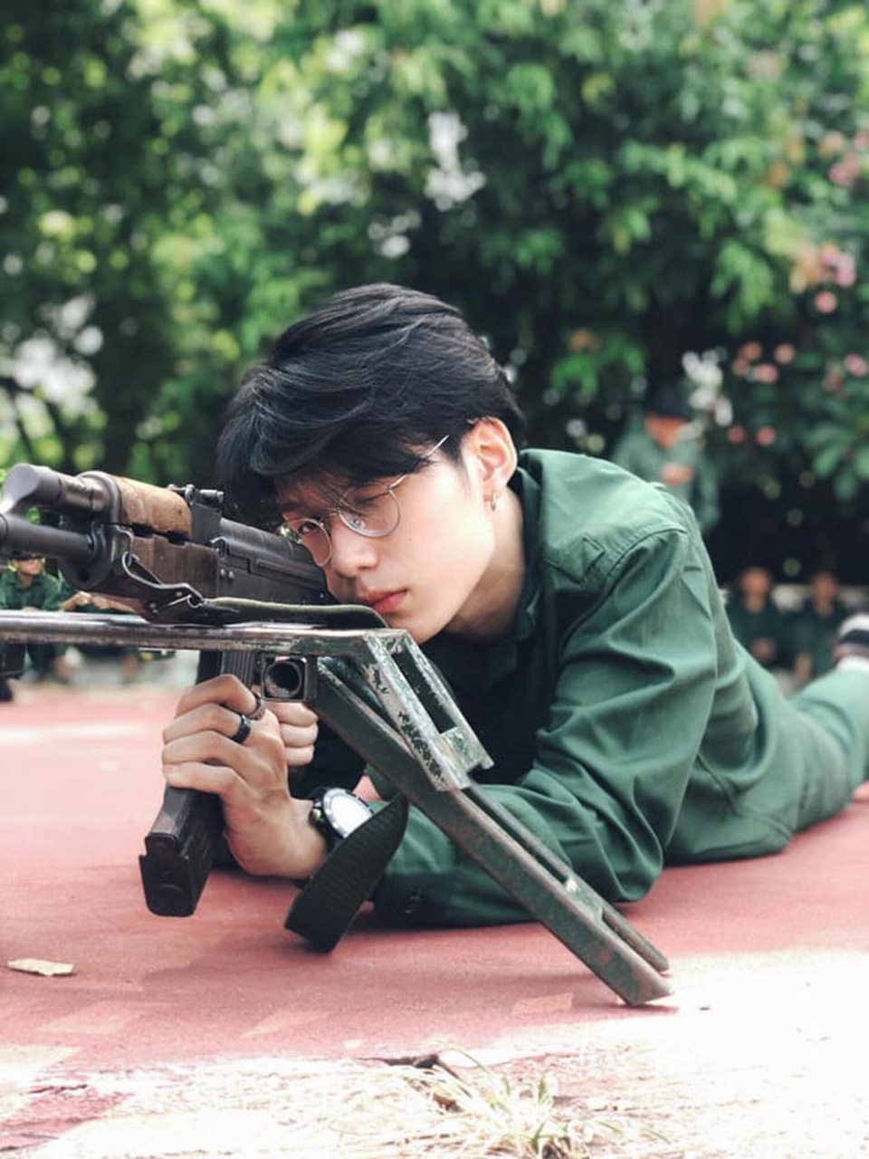Nam sinh Kinh tế Quốc dân gây chú ý trong ảnh mặc đồ quân sự - 3