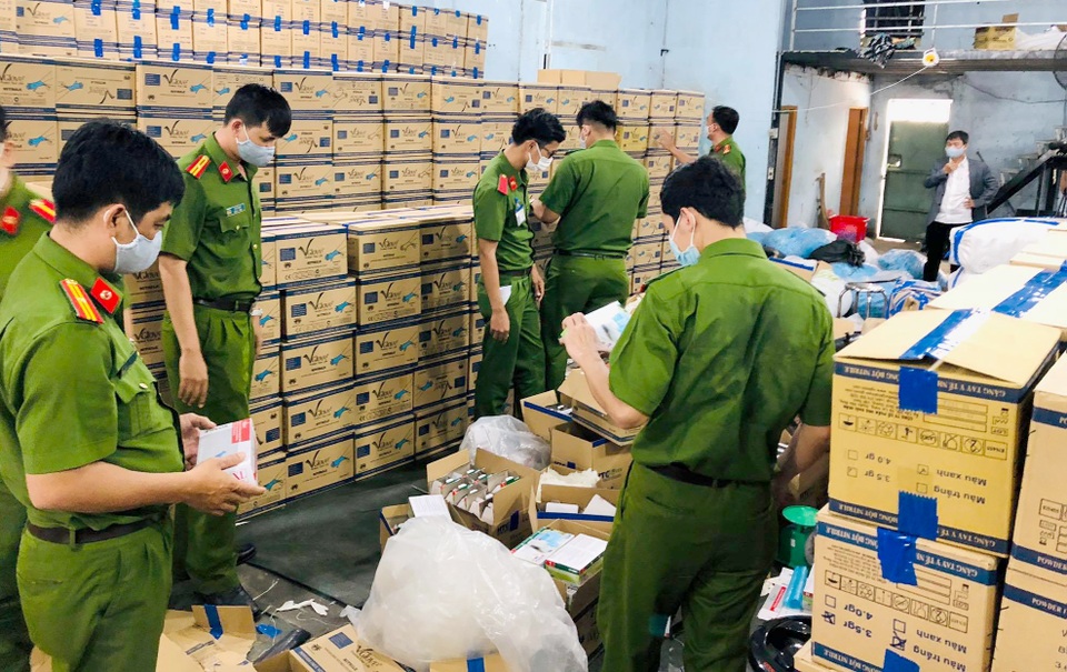 Cận cảnh hàng triệu găng tay y tế giả tại TPHCM - 8 Cận cảnh hàng triệu găng tay y tế giả tại TPHCM - 8