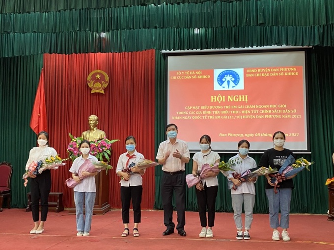 Một số đơn vị như: Tây Hồ, Đan Phượng, Thường Tín... tổ chức gặp mặt biểu dương trẻ em gái chăm ngoan học giỏi trong các gia đình tiêu biểu.