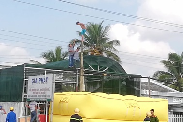 "Giải cứu" nam thanh niên nghi ngáo đá trên cột điện.