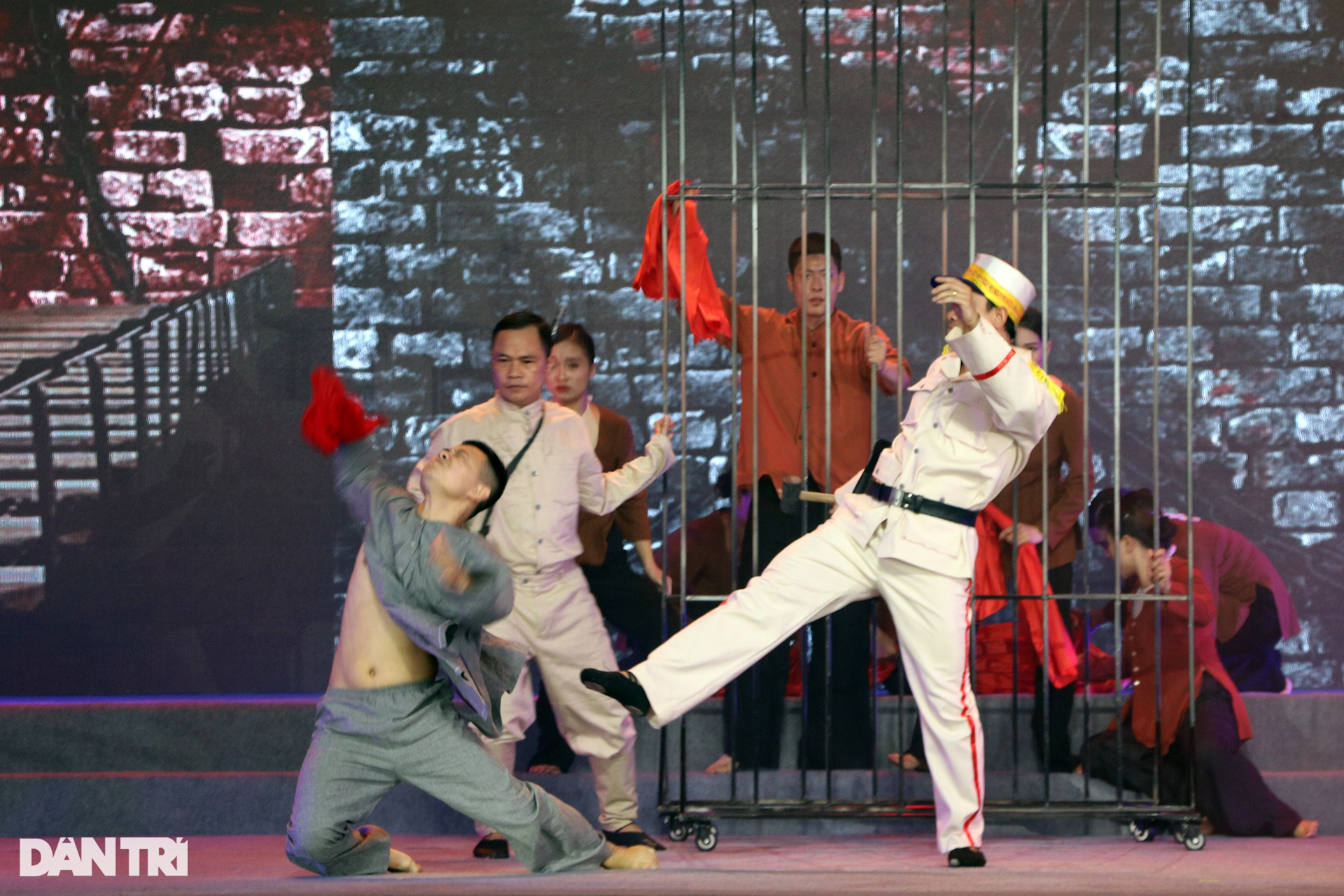 Chương trình nghệ thuật xúc động về Tổng Bí thư Lê Hồng Phong - 7 Chương trình nghệ thuật xúc động về Tổng Bí thư Lê Hồng Phong - 7