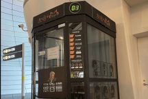 Hát karaoke ở sân bay giá 16.000 đồng/bài, khách thoải mái giết thời gian