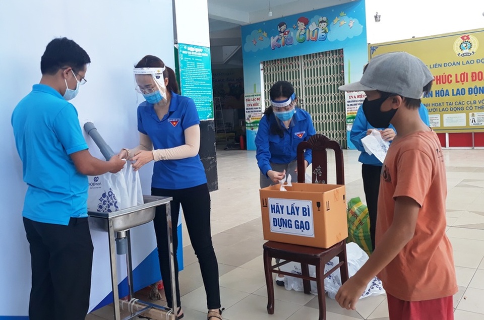 Xe ôm, người bán vé số… xếp hàng nhận gạo, trứng trước cây ATM gạo - 9 Xe ôm, người bán vé số… xếp hàng nhận gạo, trứng trước cây ATM gạo - 9