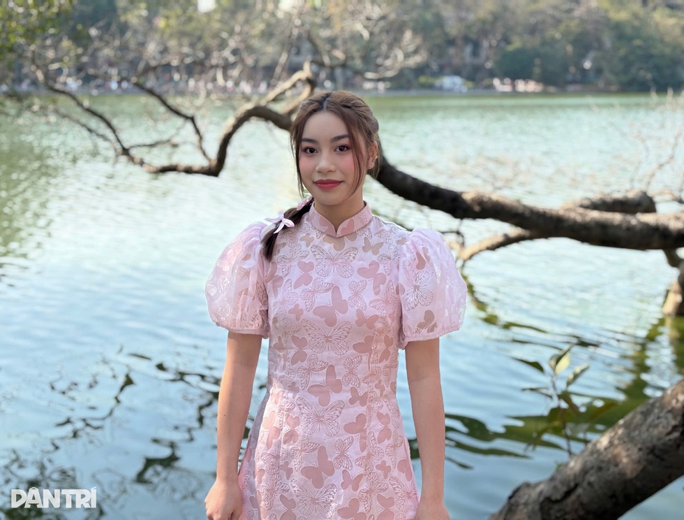 Hà Nội: 1m2 có hàng chục nàng thơ chen chúc nhau chụp ảnh áo dài Tết - 2 Hà Nội: 1m2 có hàng chục nàng thơ chen chúc nhau chụp ảnh áo dài Tết - 2