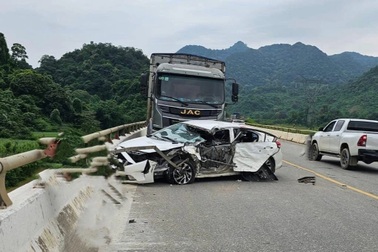 Tai nạn ô tô liên hoàn trên đường mòn Hồ Chí Minh, nhiều người thương vong