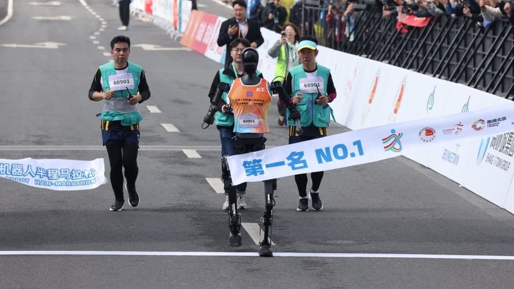 Kết quả cuộc thi chạy bán marathon đầu tiên giữa con người và robot - 2 Kết quả cuộc thi chạy bán marathon đầu tiên giữa con người và robot - 2
