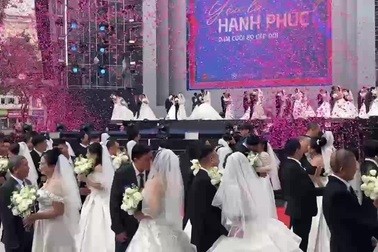 NSND Xuân Bắc "chủ hôn" cho 80 cặp đôi cưới chung ở phố đi bộ Hồ Gươm