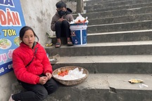 Kiếm bạc triệu ngày đầu năm mới với thúng muối bán dạo