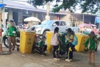 Phụ huynh bức xúc vì con phải ăn sáng ngoài cổng trường, cạnh thùng rác