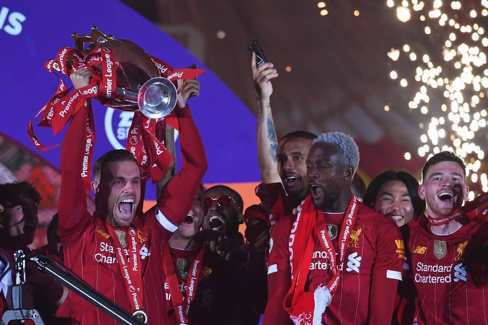 Liverpool ngập tràn hạnh phúc nhận cúp vô địch Premier League - 10 Liverpool ngập tràn hạnh phúc nhận cúp vô địch Premier League - 10