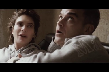 Robbie Williams và Ayda Field trong hậu trường một buổi chụp hình