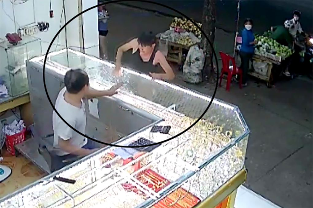 Kêu gọi giao nộp số vàng kẻ cướp ném ra đường ở Bình Dương - 1 Kêu gọi giao nộp số vàng kẻ cướp ném ra đường ở Bình Dương - 1