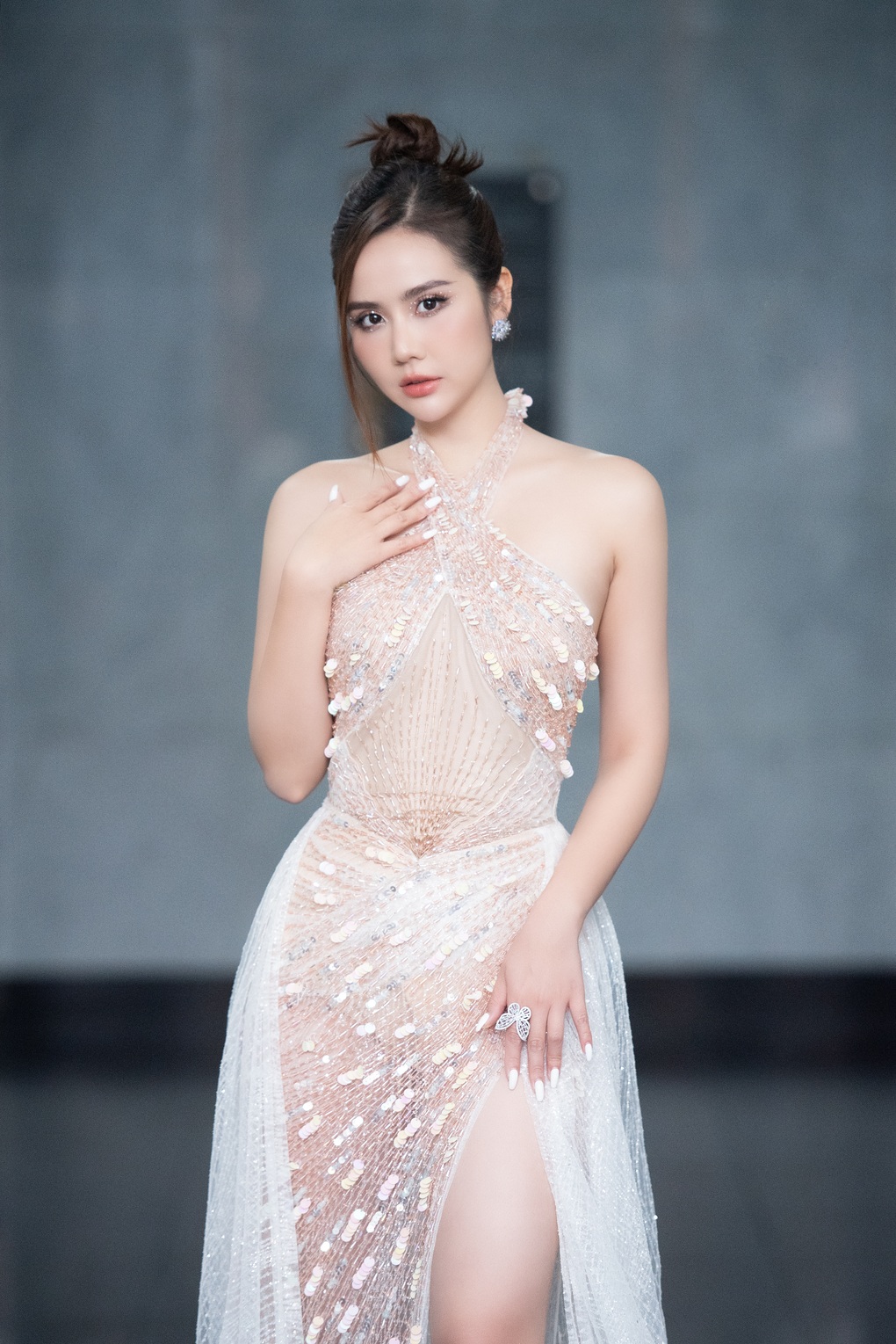 Phan Minh Huyền, Hồng Diễm diện đầm xẻ gợi cảm lên thảm đỏ - 4 Phan Minh Huyền, Hồng Diễm diện đầm xẻ gợi cảm lên thảm đỏ - 4