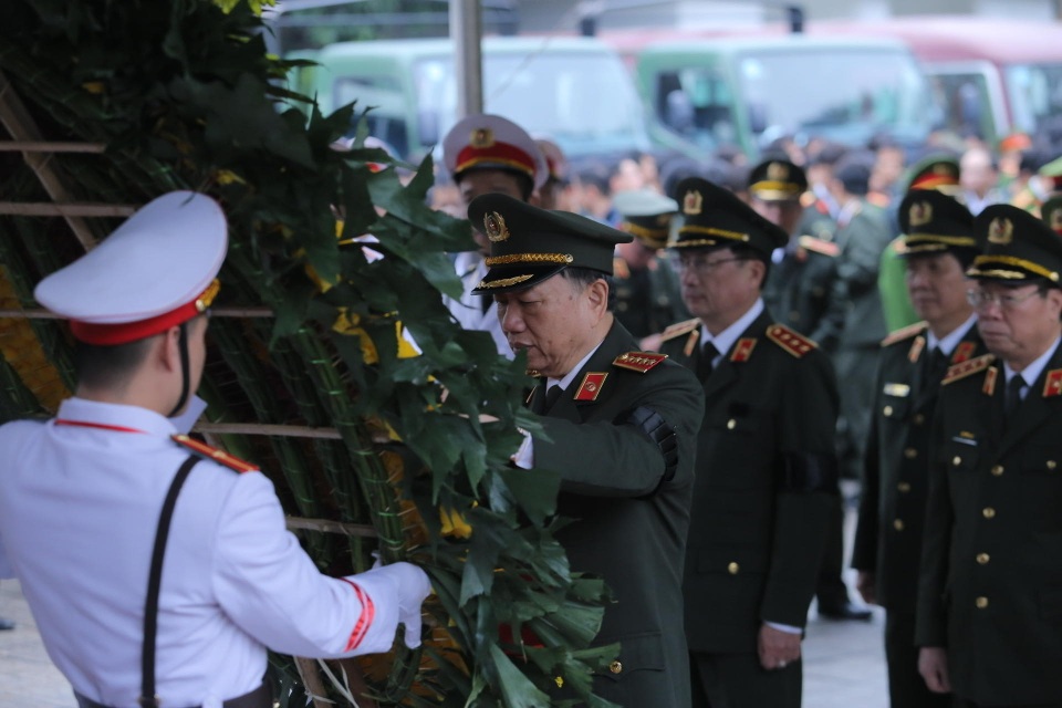 Thủ tướng viếng 3 liệt sĩ hy sinh ở Đồng Tâm - 23 Thủ tướng viếng 3 liệt sĩ hy sinh ở Đồng Tâm - 23