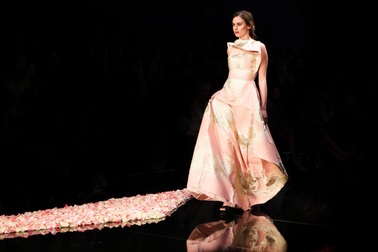 Phương My vinh dự là NTK Việt Nam mở màn Vancouver Fashion Week tại Canada