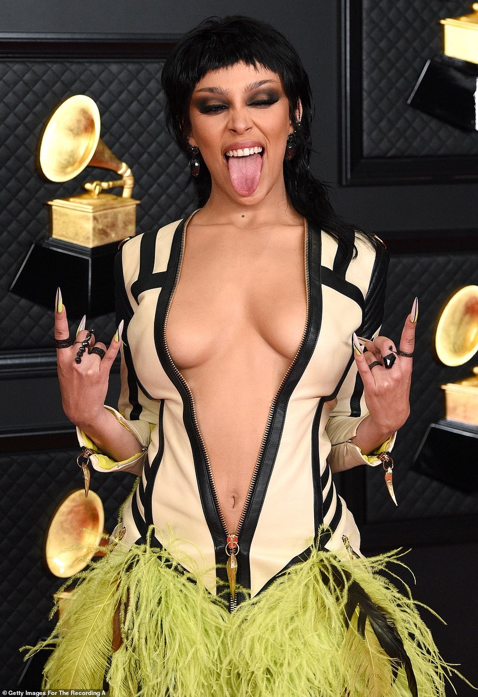 Choáng với váy hở bạo của Doja Cat trên thảm đỏ Grammy - 1 Choáng với váy hở bạo của Doja Cat trên thảm đỏ Grammy - 1