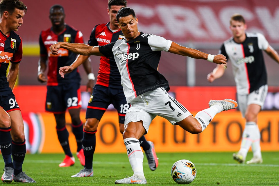 Bạn gái C.Ronaldo tạo dáng gợi cảm bên cây thông Noel - 5 Bạn gái C.Ronaldo tạo dáng gợi cảm bên cây thông Noel - 5