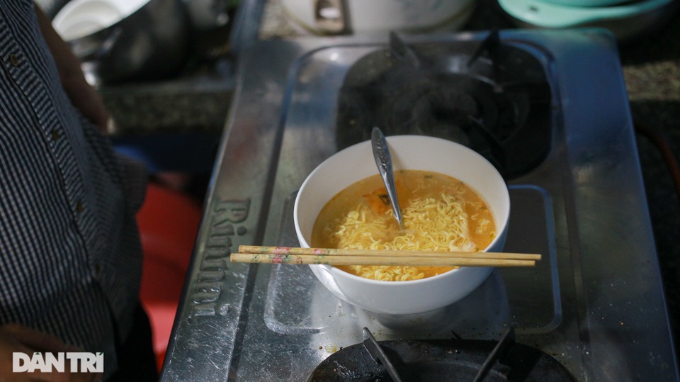 Khó khăn vì Covid-19, người lao động xoay đủ nghề xe ôm, thợ điện, phu hồ - 6