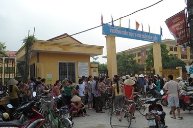 Sợ hết chỉ tiêu vào lớp 1, hơn trăm phụ huynh “quây” hiệu trưởng 