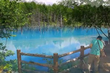 Hồ nước màu xanh lam ngọc kỳ diệu ở Hokkaido, Nhật Bản